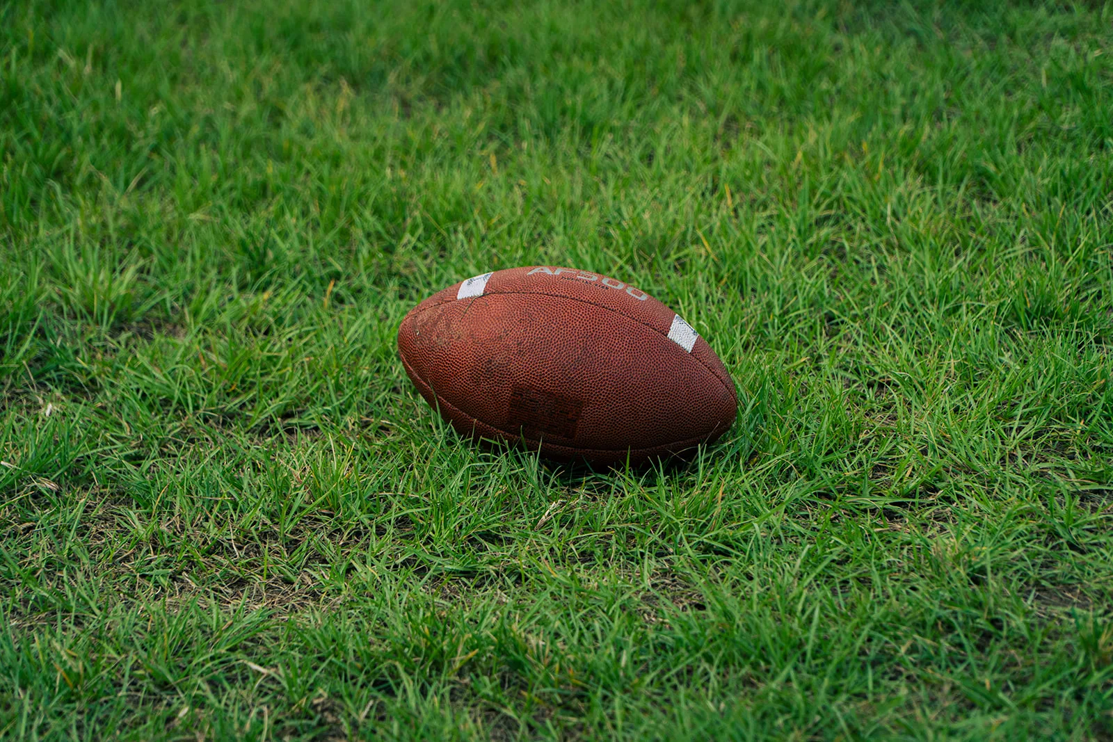 Ballon de flag football dans l'herbe